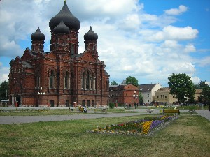 Золотошвейка разместила в комнатах своего дома 20 учениц